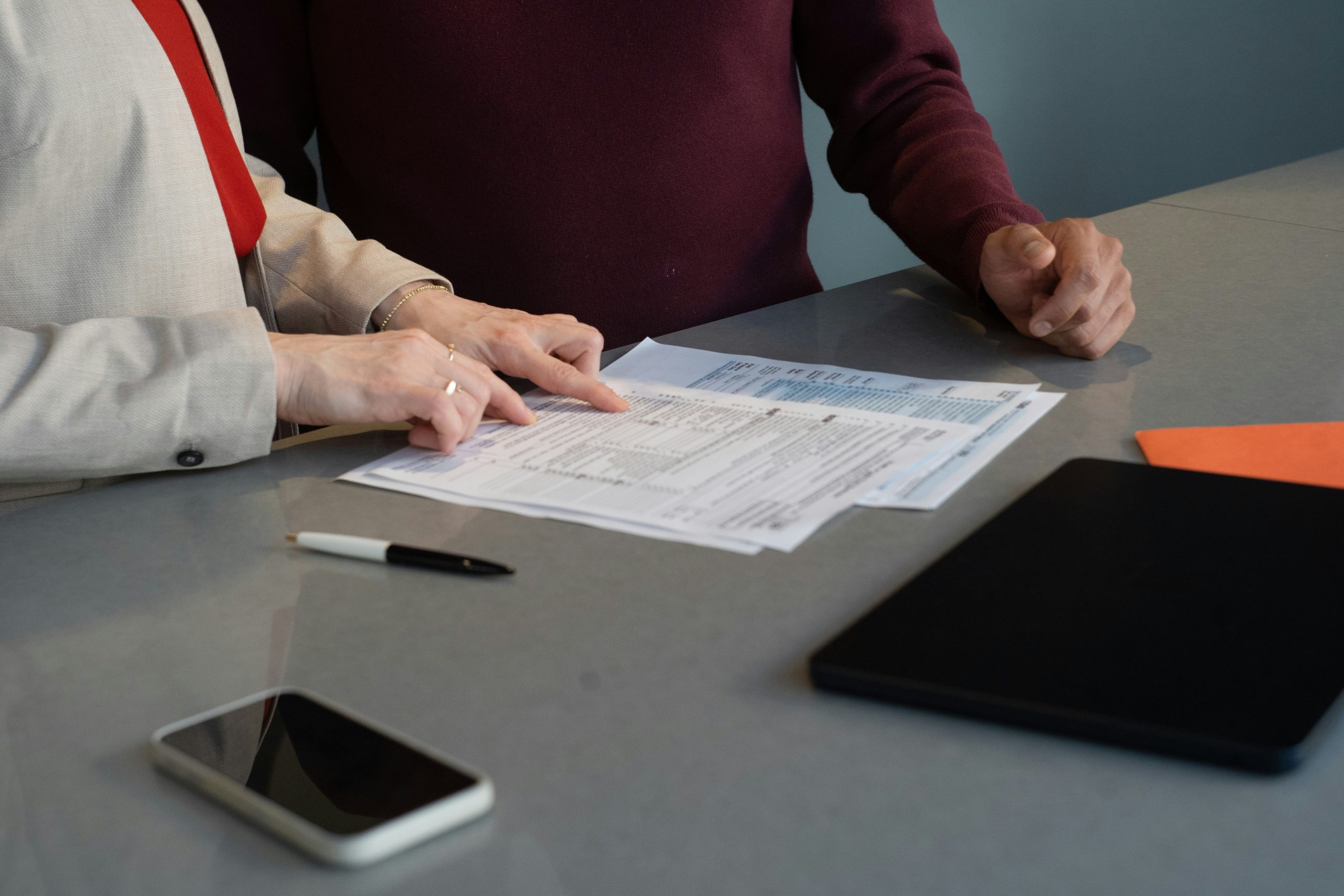 Profissionais da Teklar Contabilidade revisando documentos